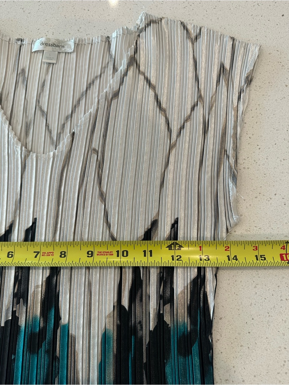 DRESSBARN SIZE LARGEPleated V-Neck. Top in White and Teal. SUPER STRETCHY! - Picture 10 of 11